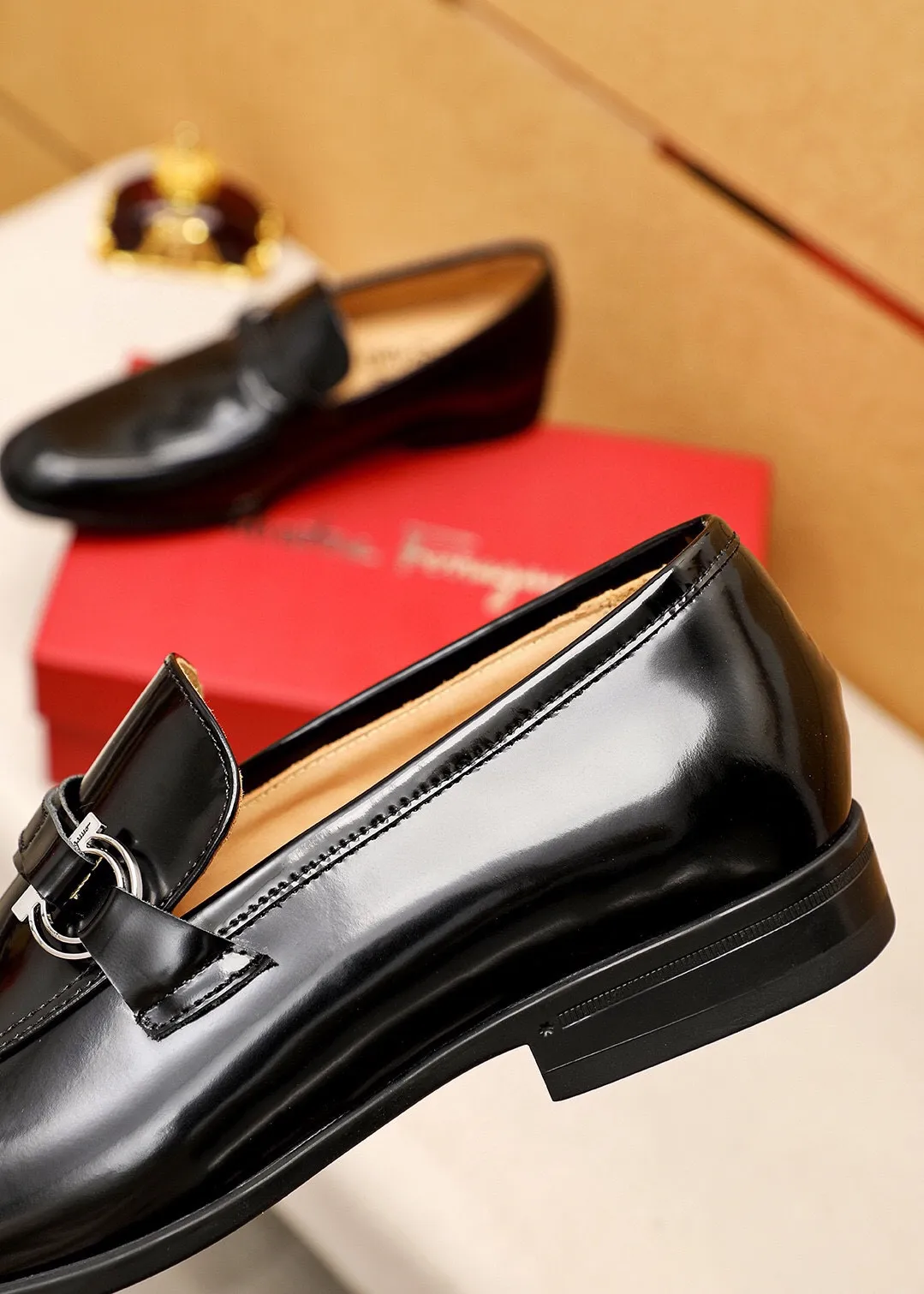 Men's shoes 💰480 💐 Product trademark: Ferragamo "Ferragamo" casual leather shoes Regular size: 38-44 (45🉑️customized) Product materials: Selected imported first-layer open-edge beaded cowhide upper + luxury hardware buckle, imported water-dyed cowhide leather lining. Strong three-dimensional visual effect, original rubber outsole Color: 3⃣️seed leather materials available